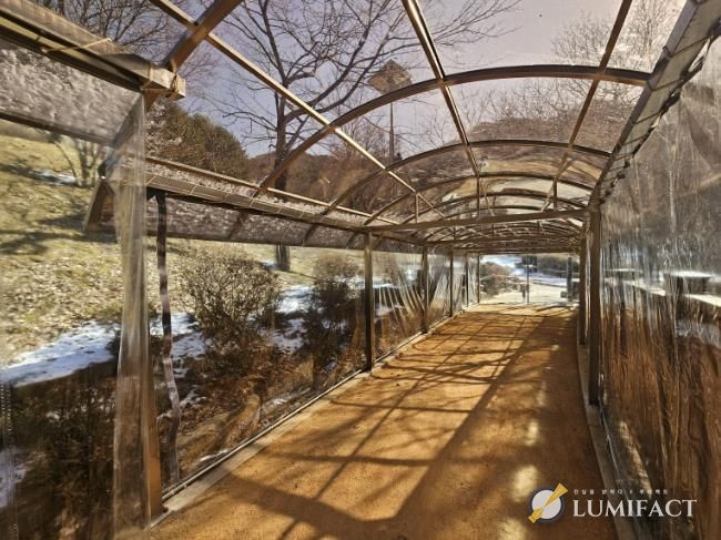 병목안시민공원 맨발산책길에 설치한 지붕 캐노피와 방한 비닐막 사진