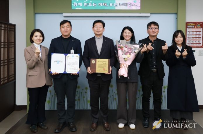 이상일 용인특례시장(왼쪽 세번째)이 28일 열린 '제2회 세계청년리더총연맹(WFPL) 8대 지자체 혁신평가'에서 특례시 부문 대상을 수상한 뒤 직원들과 기념촬영을 하고 있다