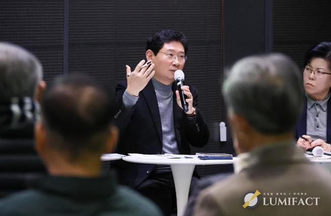 이상일 용인특례시장이 29일 용인미디어센터에서 기흥구 상하동과 구갈동 주민소통간담회를 열고 용인의 반도체 클러스터의 미래에 대한 의견을 제시했다.