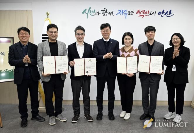 이민근 안산시장(사진 가운데)이 4일 무료 법률상담실 위촉 변리사들과 기념촬영을 하고있다.