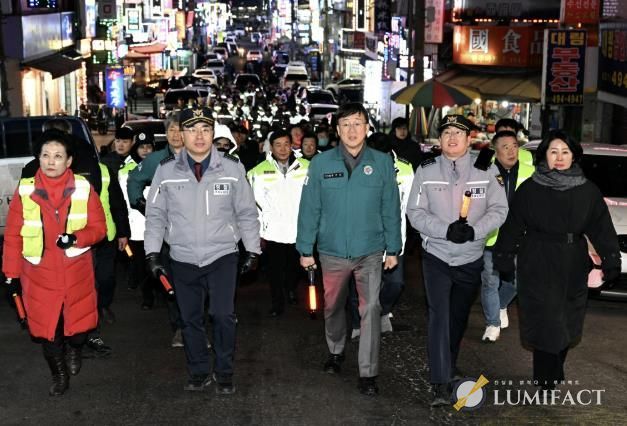 이민근 안산시장(앞줄 오른쪽 세번째)이 9일 저녁 원곡동 다문화특구 일원에서 설 명절 대비 민·관·경 합동 순찰을 하고 있다.