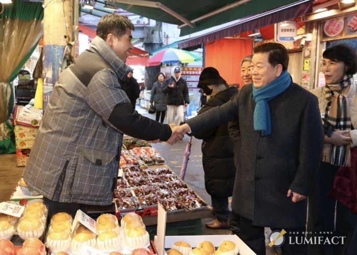 박승원 광명시장이 10일 오후 설 명절을 앞두고 광명전통시장을 방문해 상인과 소통하고 있다.