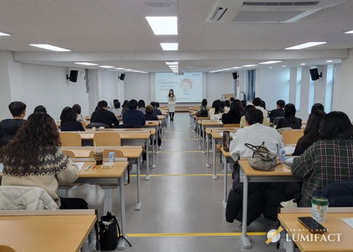 복지 담당 공무원들이 역량 강화교육을 받고 있다