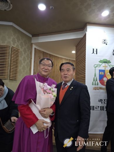 천주교 수원교구 곽진상 제르마노 주교 서품식에 참석한 이재식 수원특례시의회 의장 기념촬영