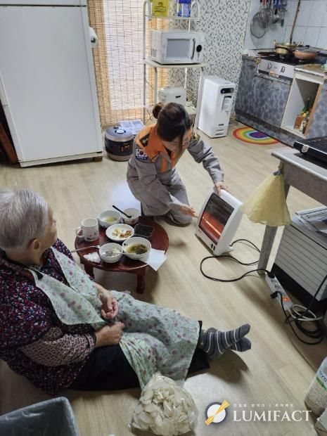 장안면 의용소방대원이 취약 가구를 방문해 안전 지원활동을 하고 있다