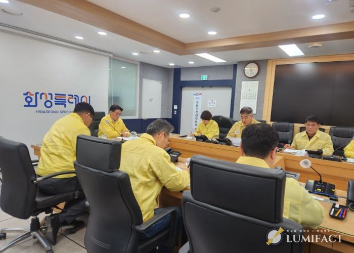 윤성진 제1부시장이 재난안전대책본부 긴급회의를 주재하고 있다