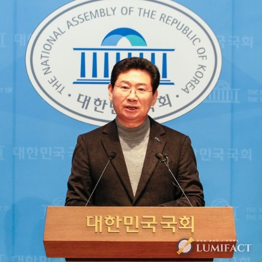 24일 국회 소통관에서 이상일 시장이 기자회견을 하고 있다