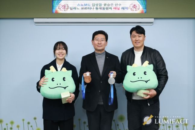이상일 시장과 동계올림픽 메달리스트인 김상겸, 유승은 선수가 24일 시장실에서 기념사진 촬영을 하고 있다.