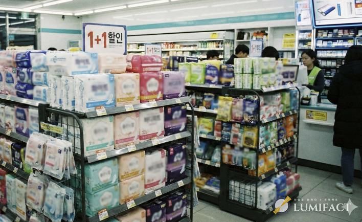 편의점에 진열된 여성 생리용품 (AI 생성 이미지). 부천시는 여성청소년 생리용품 보편지원 사업을 전면 시행할 예정이다.