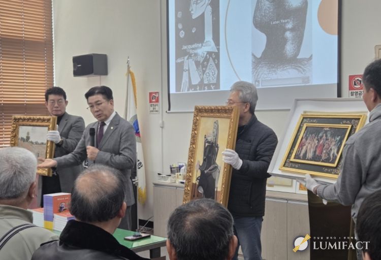 작품을 설명하고 있는 꾸바아트센터 차효준대표 (사진제공=K trendy NEWS)