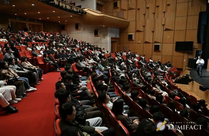 2월 26일 안산문화예술의전당에서 안산시 전 직원을 대상으로 공직자 청렴교육이 진행되고 있다