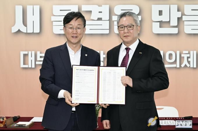 이민근 안산시장(사진 왼쪽)이 5일 경기해양안전체험관에서 열린 '대부도 관광 민관협의체 출범식'에서 협의체 협약 후 양운영 안산시관광협의회 회장(사진 오른쪽)과 기념촬영을 하고 있다.