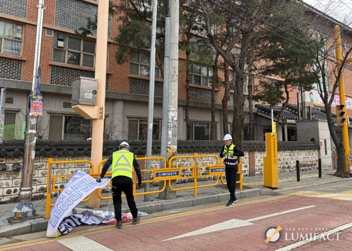 개학기를 맞아 학교 주변 불법 광고물을 집중 정비하고 있다
