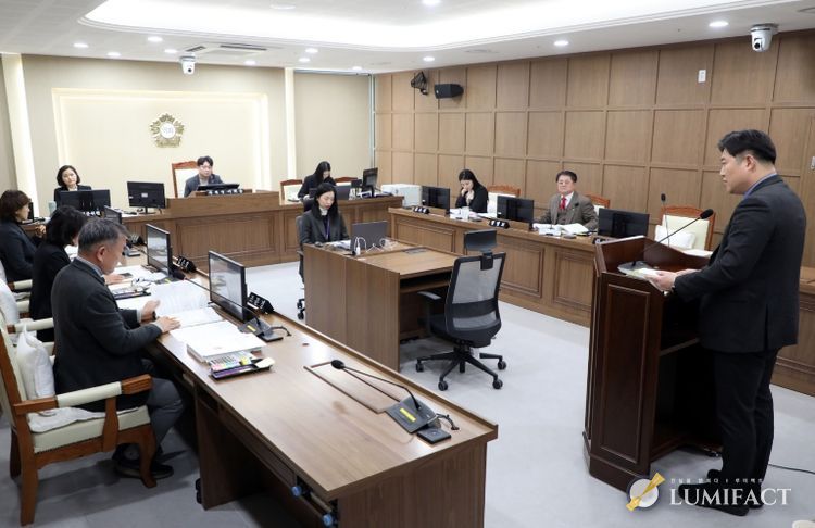 수원특례시의회 보건복지위원회가 6일 제399회 임시회 상임위원회를 열고 조례안 등 안건을 심사하고 있다