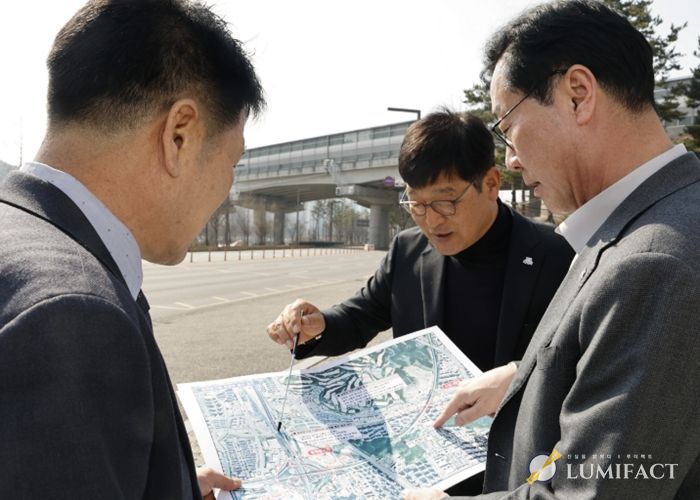 정명근 화성특례시장이 동탄2신도시 일원 교통개선용역 착수를 앞두고 관계자들과 함께 현장 여건을 점검하며 교통개선 방안을 논의하고 있다