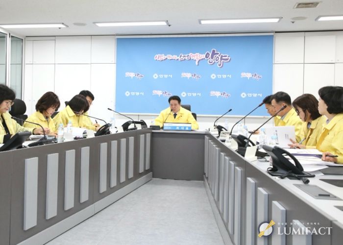안양시가 12일 오전 8시40분 시청 8층 재난안전상황실에서 중동사태 관련 비상경제점검회의를 개최하고 있다