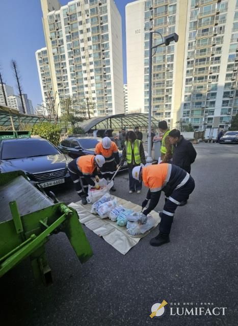 의왕시 종량제봉투 샘플링 검사_공동주택 현장에서 종량제봉투 파봉 후 샘플링 검사를 진행하고있다