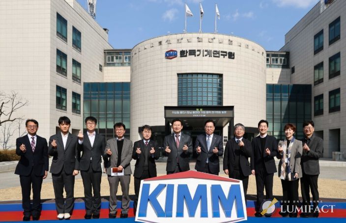 이상일 용인특례시장이 13일 한국기계연구원에서 류석현 원장, 연구원들과 기념사진 촬영을 하고 있다