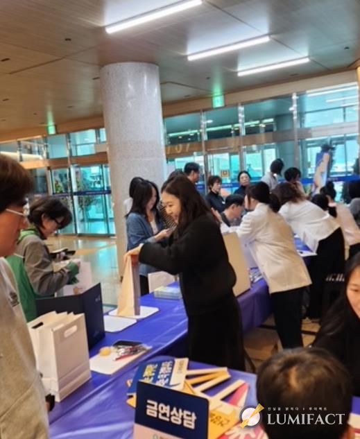 시민들이 시청 로비 건강체험관에서 혈압·혈당 측정과 건강상담을 받고 있다