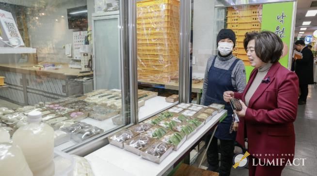 2026년 설 맞이 전통시장 골목형 상점가 현장 점검 모습(사진 오른쪽 신계용 과천시장)