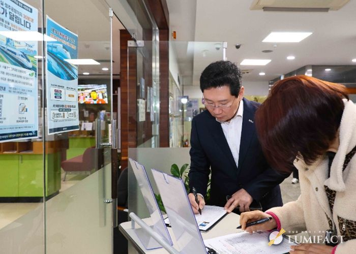 이상일 용인특례시장이 18일 성복동행정복지센터를 찾아 철도망 구축을 위한 범국민 서명운동에 참여하고 있다