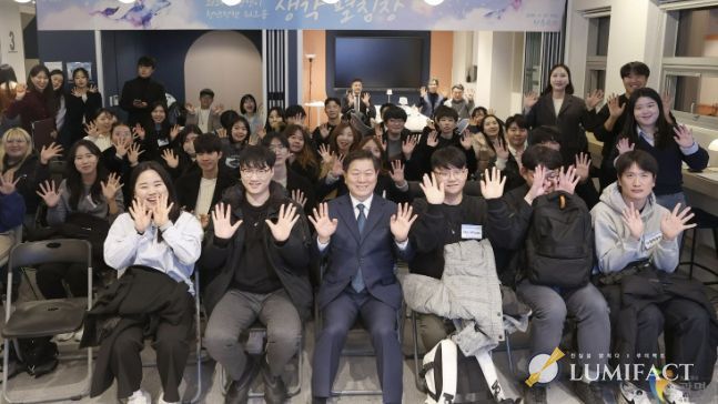 2024년 11월 청춘곳간에서 열린 '청년정책 생각펼침장' 워크숍 참여자들이 기념사진을 촬영하고 있다.