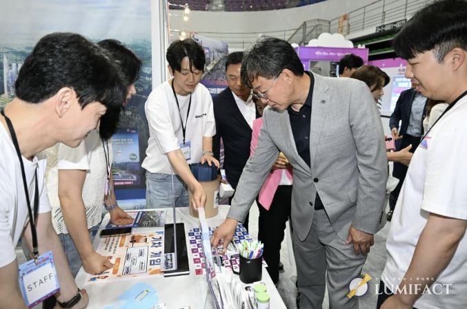 이민근 안산시장(오른쪽 두번째)이 2025년 6월 20일 청년 창업 경진대회에서 청년들과 이벤트 게임을 진행하고 있다